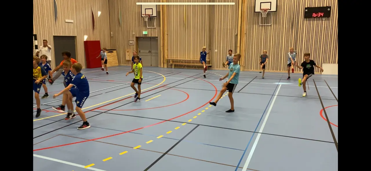 P10 kör sin uppvärmning i Elinelundshallen (från i tisdags 18/8)
