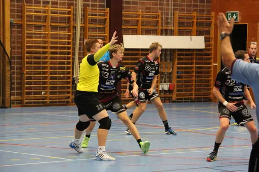 Matchen spelades i Lindängens Sporthall den 16 oktober. Tillslut vann HK Malmö med 2-19. 