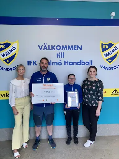 På bilden syns (från vänster): Amanda Larsson (Swedbank), Nicklas Beijer (Sportkonsulent), Hélène Girad (stipendiat) och Zijada Kudic (Swedbank)