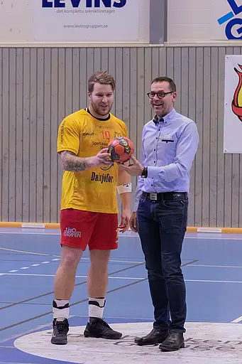 Matchens sponsor Litografen överlämnar matchbollen.
