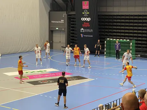 Liam Kjellman slår in en straff i serie premiären