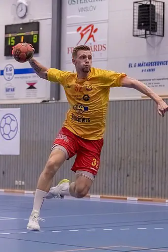 Matchens sponsor Litografen överlämnar matchbollen.