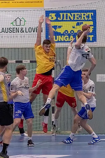 Matchens sponsor Litografen överlämnar matchbollen.