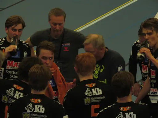 Mycket folk och derbystämning i Furutorpshallen