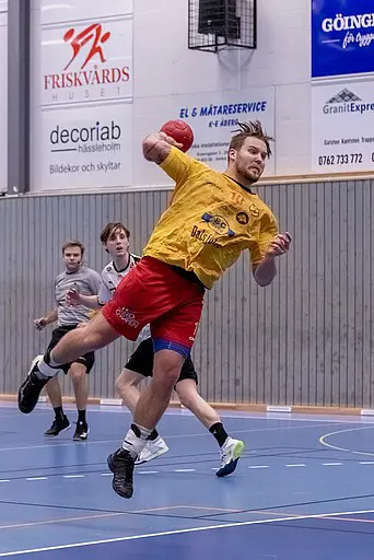 Matchens sponsor Sparbanken Göinge överlämnar matchbollen