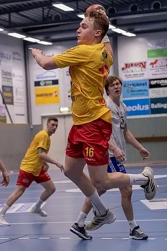 Matchens sponsor Litografen överlämnar matchbollen.