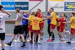 Matchens sponsor Sparbanken Göinge överlämnar matchbollen