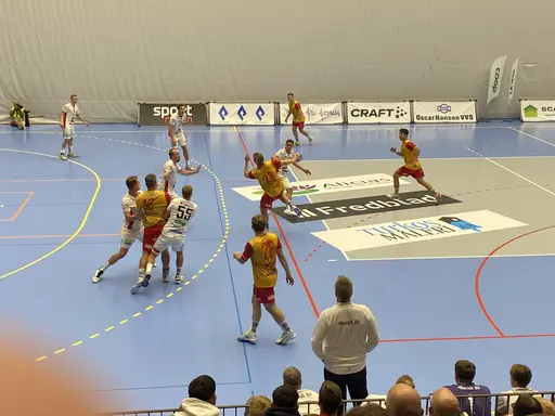 Liam Kjellman slår in en straff i serie premiären