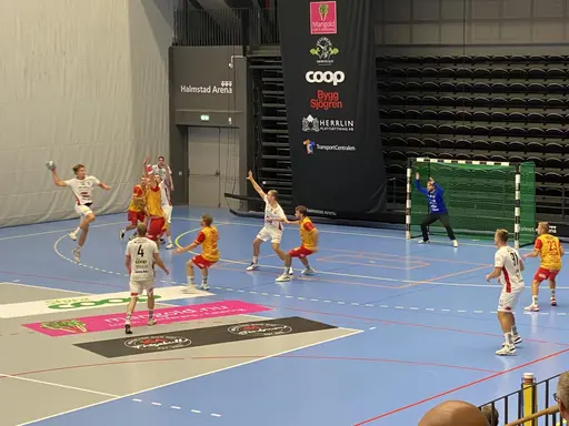 Liam Kjellman slår in en straff i serie premiären
