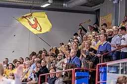 Matchens sponsor Sparbanken Göinge överlämnar matchbollen