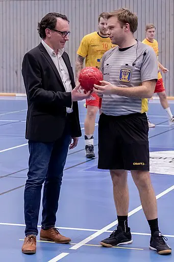 Matchens sponsor Sparbanken Göinge överlämnar matchbollen