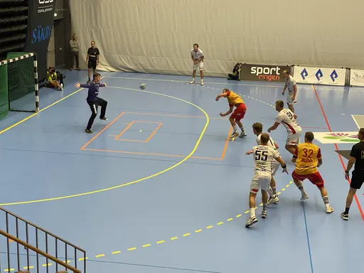 Liam Kjellman slår in en straff i serie premiären