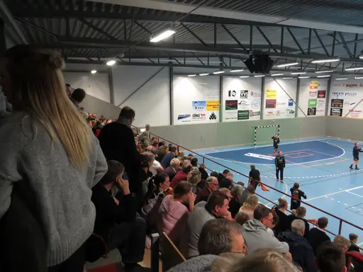 Mycket folk och derbystämning i Furutorpshallen