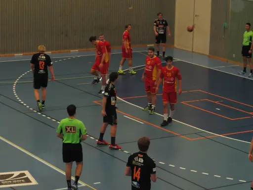 Mycket folk och derbystämning i Furutorpshallen