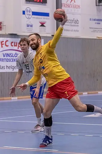 Matchens sponsor Litografen överlämnar matchbollen.