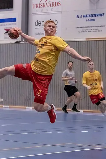 Matchens sponsor Litografen överlämnar matchbollen.