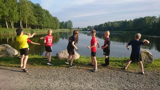 1:a beachhandbollsträningen avslutades med grillning vid sjön. En härlig kväll 6/6.
