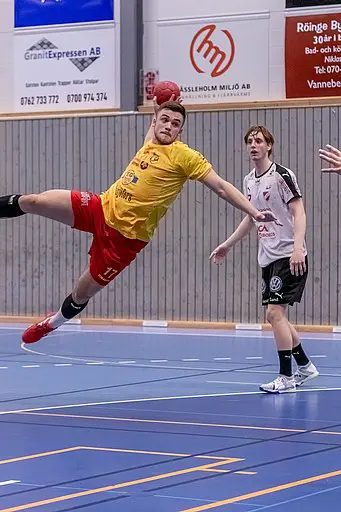 Matchens sponsor Sparbanken Göinge överlämnar matchbollen