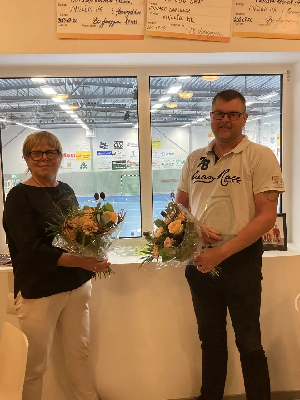 Caronia Gjerling-Paulin och Mikael Svensson uppvaktades under årsmötet.