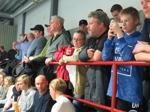Mycket folk och derbystämning i Furutorpshallen