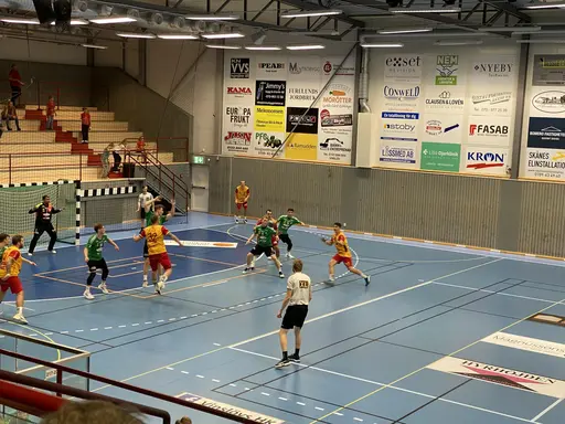 Liam Kjellman blev matchens lirare och fick priset av Ann Tobiasson representant från dagens matchvärd Temahallen