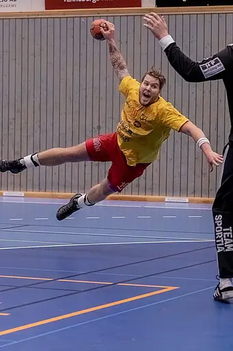 Matchens sponsor Litografen överlämnar matchbollen.