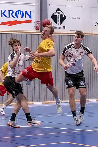 Matchens sponsor Sparbanken Göinge överlämnar matchbollen