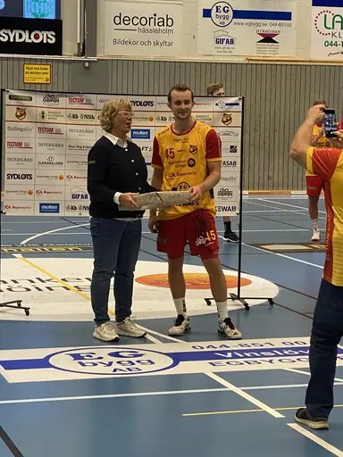 Liam Kjellman blev matchens lirare och fick priset av Ann Tobiasson representant från dagens matchvärd Temahallen
