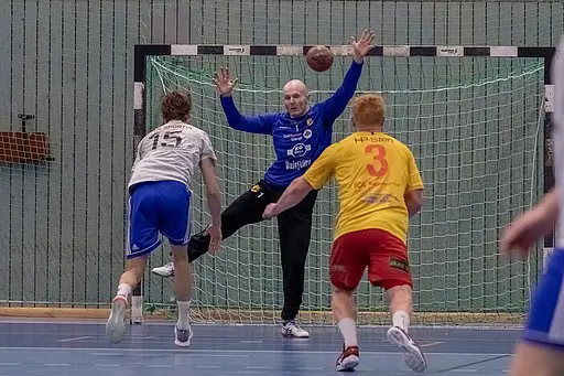 Matchens sponsor Litografen överlämnar matchbollen.