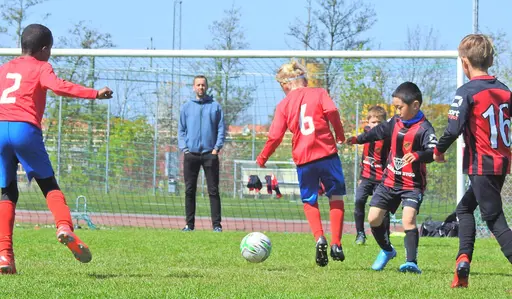 Tajta matcher som böljade fram och tillbaka. Många mål åt båda håll när Åkarp bjöd in Flagg. Foto: Daniel Nunez.
