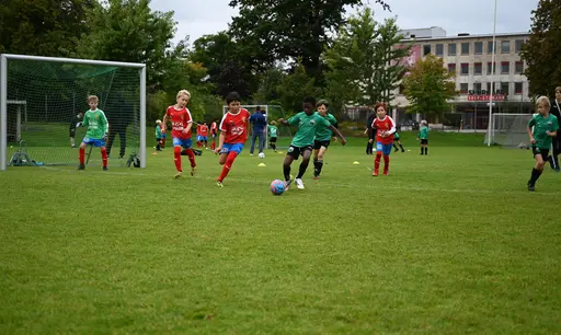 Yrvaken start och tre snabba mål i baken, men det ordnade till sig. Lika tröga i starten som alerta i avslutningen. BK Flaggs 8-åringar bärgade till slut en trygg seger. Foto: Daniel Nunez