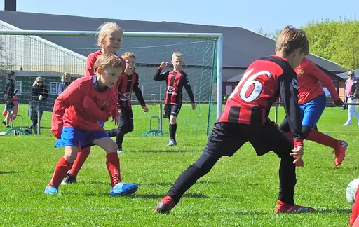 Tajta matcher som böljade fram och tillbaka. Många mål åt båda håll när Åkarp bjöd in Flagg. Foto: Daniel Nunez.