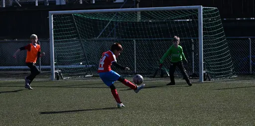 BK Flagg–BK Höllviken, en match som ändrade karaktär flera gånger. Först hade Flagg en tydlig ledning och förde matchen. Sedan kastades rollerna om – balans. Foto: @daniel_nunez_film_foto