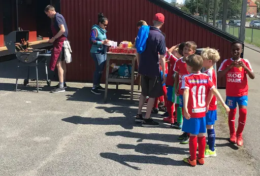 Konstig men på många sätt bra säsong. Stort tack för fin avslutningsfest med hamburgare, glass, dubbelseger i färskt minne, brännboll, lagfoto i nya matchställ. Två dagar senare tränade vi igen. säson
