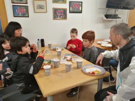 Så mycket god mat som vi ställde fram på bordet efter träningsmatchen mot Lunds BK. Härligt att värma sig med vetskapen om att vi gjort en fin prestation ute på planen. Foto: Beatriz Nunez