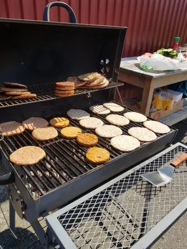 Konstig men på många sätt bra säsong. Stort tack för fin avslutningsfest med hamburgare, glass, dubbelseger i färskt minne, brännboll, lagfoto i nya matchställ. Två dagar senare tränade vi igen. säson
