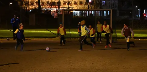 Inledningsvis en jämn match där det på slutet rann iväg – precis som det ska vara när det skiljer ett år. Alla lärde sig mycket och fick en bra utmaning. Foto: Daniel Nunez