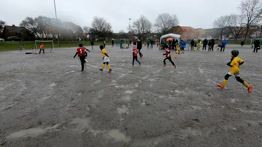Om det bara finns en boll och sugna spelare så kan man spela fotboll. Det bevisade Lunds BK:s och BK Flaggs 2012:or. Varm stämning trots vädret – regn, blåst och nollgradigt. Foto: Daniel Nunez
