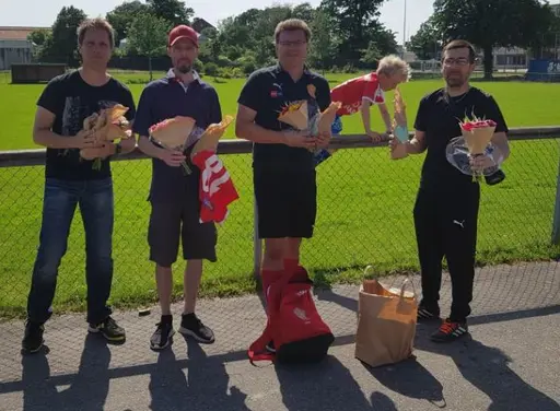 Konstig men på många sätt bra säsong. Stort tack för fin avslutningsfest med hamburgare, glass, dubbelseger i färskt minne, brännboll, lagfoto i nya matchställ. Två dagar senare tränade vi igen. säson