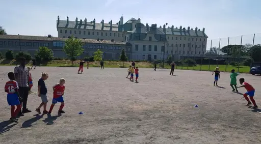 Konstig men på många sätt bra säsong. Stort tack för fin avslutningsfest med hamburgare, glass, dubbelseger i färskt minne, brännboll, lagfoto i nya matchställ. Två dagar senare tränade vi igen. säson