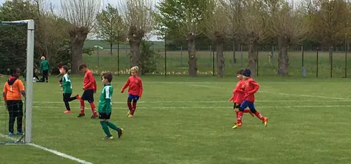 Den här dagen var Flagg det bättre laget. Skillnaden var att våra lag lyckades olika bra med att behålla fokuset. I den första matchen hade bollen svårt att hitta in i nät – i den andra gick det lätt.