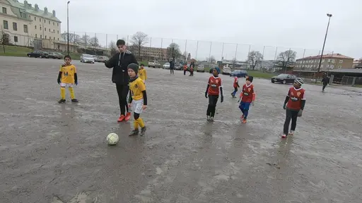 Om det bara finns en boll och sugna spelare så kan man spela fotboll. Det bevisade Lunds BK:s och BK Flaggs 2012:or. Varm stämning trots vädret – regn, blåst och nollgradigt. Foto: Daniel Nunez