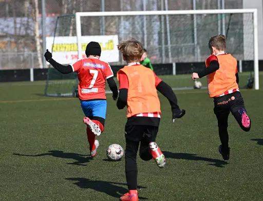 BK Flagg–BK Höllviken, en match som ändrade karaktär flera gånger. Först hade Flagg en tydlig ledning och förde matchen. Sedan kastades rollerna om – balans. Foto: @daniel_nunez_film_foto