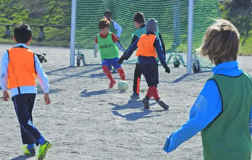Sol, matcher och en på alla sätt härlig dag. Men visst är vi lite sugna på gräs nu när gruset börjar att damma. Foto: Daniel Nunez