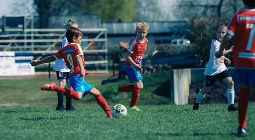 Alla utvecklas och många av spelarna har tagit stora steg. Vi har en jämnare trupp i år och nötningen av passningsspel börjar att synas även i matcherna – ibland. Foto: @daniel_nunez_film_foto