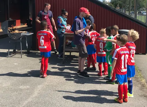 Konstig men på många sätt bra säsong. Stort tack för fin avslutningsfest med hamburgare, glass, dubbelseger i färskt minne, brännboll, lagfoto i nya matchställ. Två dagar senare tränade vi igen. säson