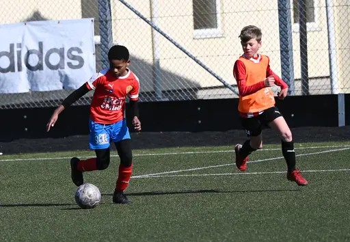 BK Flagg–BK Höllviken, en match som ändrade karaktär flera gånger. Först hade Flagg en tydlig ledning och förde matchen. Sedan kastades rollerna om – balans. Foto: @daniel_nunez_film_foto