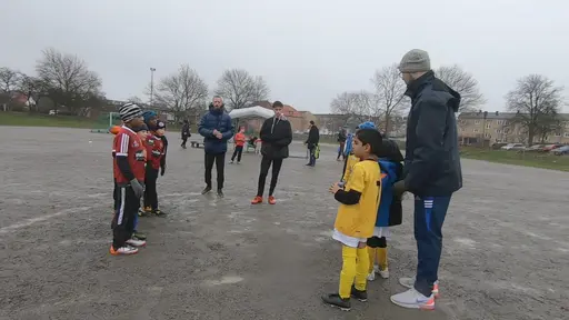 Om det bara finns en boll och sugna spelare så kan man spela fotboll. Det bevisade Lunds BK:s och BK Flaggs 2012:or. Varm stämning trots vädret – regn, blåst och nollgradigt. Foto: Daniel Nunez
