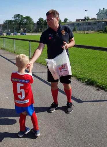 Konstig men på många sätt bra säsong. Stort tack för fin avslutningsfest med hamburgare, glass, dubbelseger i färskt minne, brännboll, lagfoto i nya matchställ. Två dagar senare tränade vi igen. säson