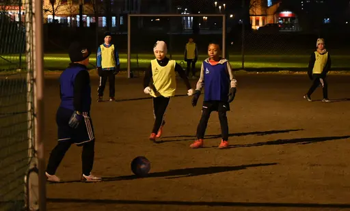 Inledningsvis en jämn match där det på slutet rann iväg – precis som det ska vara när det skiljer ett år. Alla lärde sig mycket och fick en bra utmaning. Foto: Daniel Nunez